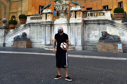 Justin Bieber Dimarahi Usai Main Bola di Koridor Vatikan