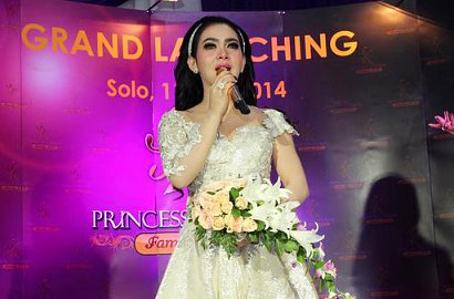Syahrini Rela Manggung 15 Menit Gratisan di Konser 'Salam Tiga Jari'