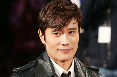 Muncul Pertama di Publik, Lee Byung Hun Minta Maaf pada Istri