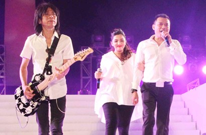 Sempat Beda Kubu, Anang dan Slank Menyatu di Konser Salam 3 Jari