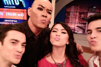 Nycta Gina dan Deddy Corbuzier Pose Duck Face Bareng Marc Marquez