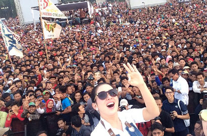 Serunya Syahrini Foto Selfie Berlatar 'Lautan' Manusia