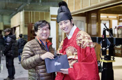 Hadiahkan Lilin ke Staf, Jung Il Woo Sedih Akhiri 'Night Watchman'