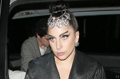 Belahan Dada Lady GaGa Kelihatan Saat Temui 'Monsters' di London