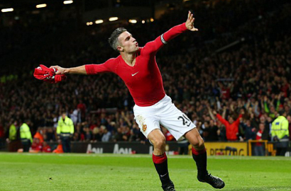 Robin van Persie Diejek Bodoh oleh Pelatih MU Karena Lepas Kaos