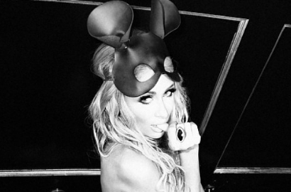 Paris Hilton Unggah Foto Selfie Nyaris Bugil ke Instagram