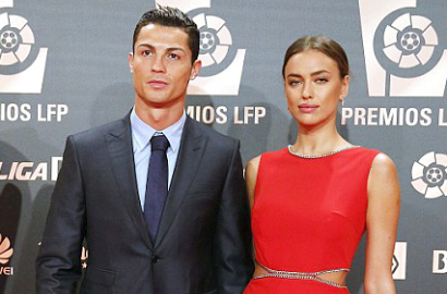 Cristiano Ronaldo Jalan Bareng Pacar ke Red Carpet LFP Football Awards