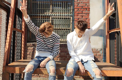 Sehun dan Tao EXO Kompak Pose 'Gembel'