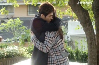 L Infinite Peluk Krystal f(x) di Eps 12 'My Lovely Girl'