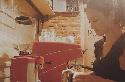 Julie Estelle Belajar Jadi Barista untuk 'Filosofi Kopi'
