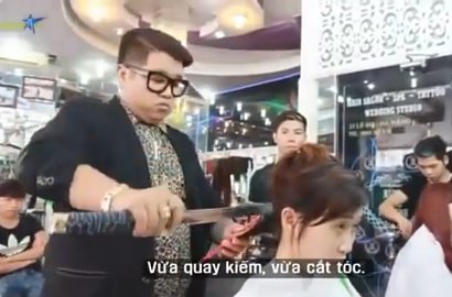 Wow, Pria Ini Gunakan Samurai Untuk Memotong Rambut