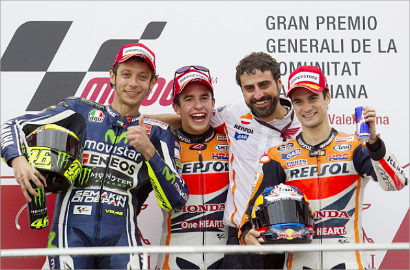 Marc Marquez Kalahkan Valentino Rossi dan Cetak Rekor di Race Terakhir 2014