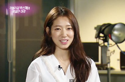 Park Shin Hye Belajar Menata Bunga Agar Feminin