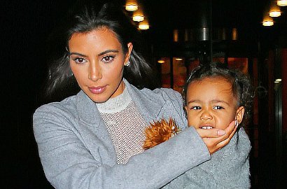 Kim Kardashian Jalan-Jalan Bawa Tas Karya Putrinya