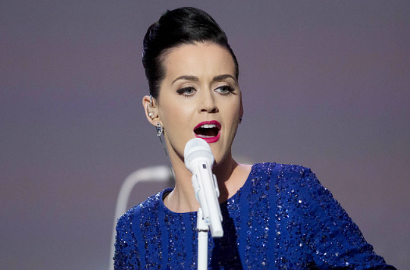 Katy Perry Merasa Jadi Lolita dengan Pamer Belahan Dada