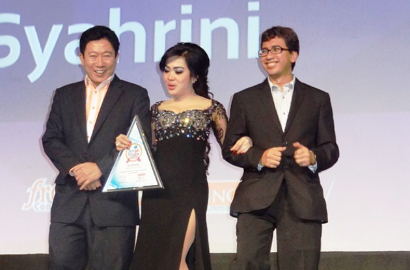 Syahrini Raih Piala Social Media Award Berkat Video 'Maju Mundur Cantik'