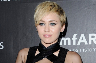 Ini Pose 'Gila' Miley Cyrus yang Topless dan Cuma Pakai Celana Ketat