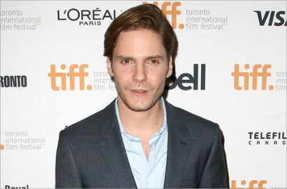 Daniel Bruhl Akan Jadi Musuh Chris Evans di 'Captain America: Civil War'