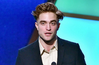 Robert Pattinson Pede Pamer Potongan Rambut Setengah Botak