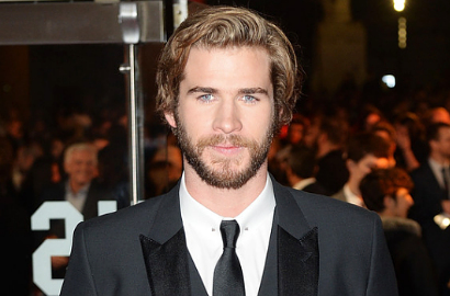 Ini Aksi Kocak Liam Hemsworth dan Jimmy Fallon Pakai High Heels