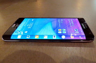 Samsung Jatuhkan Galaxy Note Edge Seribu Kali Demi Uji Ketahanan