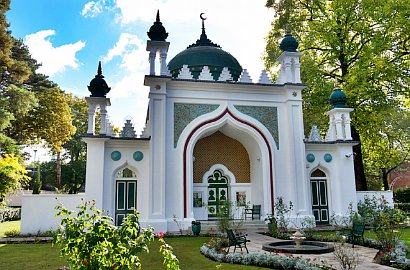 Intip Cantiknya Shah Jahan Mosque, Masjid Tertua di Inggris