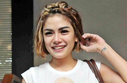 Payudara Nikita Mirzani Nyaris Tumpah Saat Pesta Bareng Farah Quinn