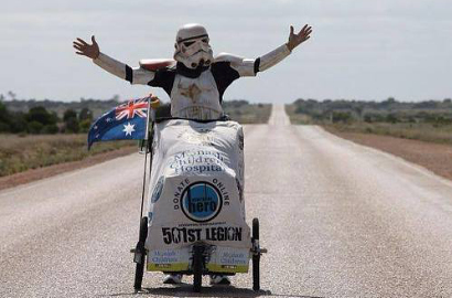 Pria Australia Rela Jalan Kaki 15 Ribu Km Pakai Kostum Star Wars
