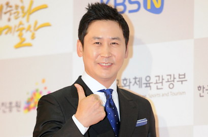 Shin Dong Yup Bangga Fans Internasional Lempari EXO Pakaian Dalam