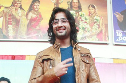Tiduran Bareng Kucing Sampai Masak, Ini Kesibukan Shaheer Sheikh di Rumah