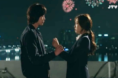 Lee Jong Suk Ajak Park Shin Hye Jadi Reporter di Ep 3 'Pinocchio'