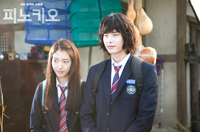 Lee Jong Suk dan Park Shin Hye Ciuman Roti di Foto 'Pinocchio'