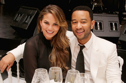 Nakal, Chrissy Teigen Bagikan Foto Telanjang John Legend Saat Mandi