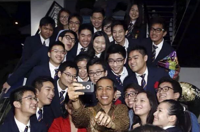 Jokowi Jadi Ajang Rebutan Selfie Teman Sekolah Kaesang di Singapura