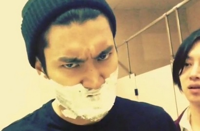 Video Choi Siwon Diminta Henry dan Eunhyuk Cukur Jenggot