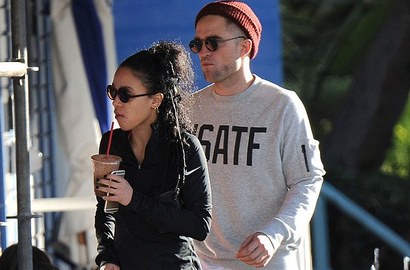 Robert Pattinson Kedapatan Pegang Pantat FKA Twigs, Terlalu Mesra?