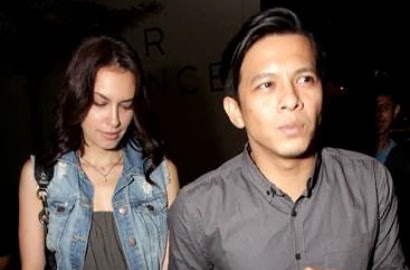 Ariel Bersikap Misterius Ditanya Rencana Nikahi Sophia Latjuba