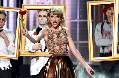 Buka AMA 2014, Taylor Swift Bakar Bunga Mawar di 'Blank Space'