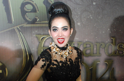 Syahrini Pamer Sanggul Roda Kehidupan dan Gaya Kirab Kencana