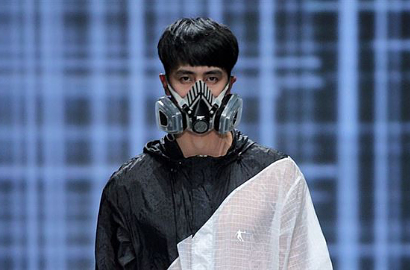 Polusi Udara Jadi Inspirasi Fashion Show Masker di Tiongkok
