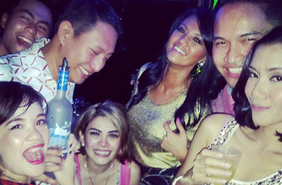 Farah Quinn Musuhan dengan Nikita Mirzani?