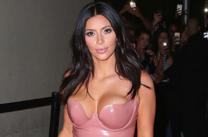 Kim Kardashian Pakai Celana 'Gemes' Untuk Cover Elle