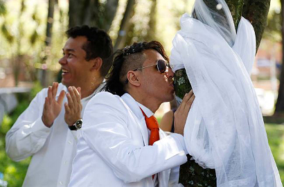 Aktor Peru Bikin Heboh dengan Nikahi Sebuah Pohon