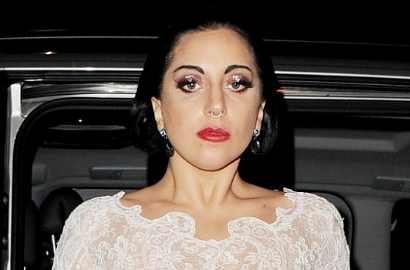 Ribetnya Lady GaGa Pakai Kostum Bintang Isi Udara