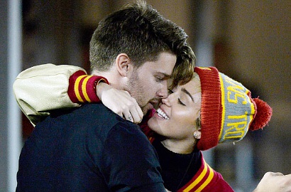 Berdesakan di Booth, Miley Cyrus Masih Bisa Pose 'Melet' dan Jilat Pacar