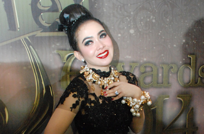 Syahrini Dicaci Maki Netter Karena Pajang Foto Disembah Dayang-Dayang