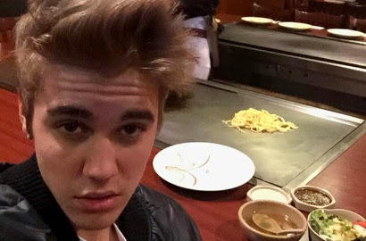 Foto Sendirian di Atas Ranjang, Justin Bieber Goda Selena Gomez?