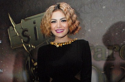 Seksinya Baju Penjara Ala Nikita Mirzani Untuk 'Comic 8: Casino Kings'