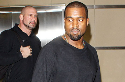 Penerbangan Tertunda, Kanye West Bikin Penumpang Pesawat Kesal