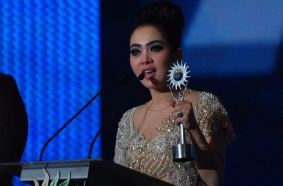 Syahrini Sabet 'Penyanyi Paling Ngetop' di SCTV Award 2014